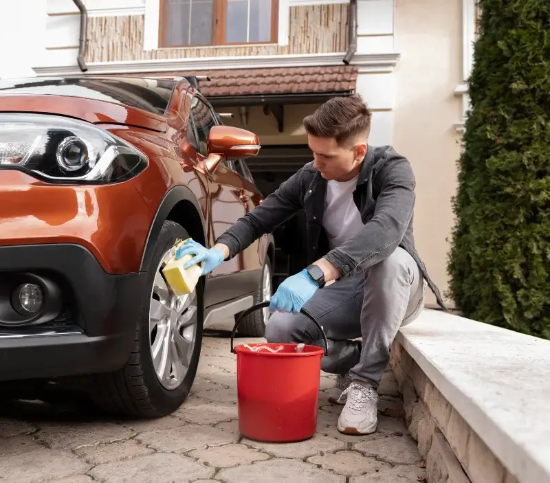 Lavage auto à domicile Caromb : professionnel intervenant sur un véhicule